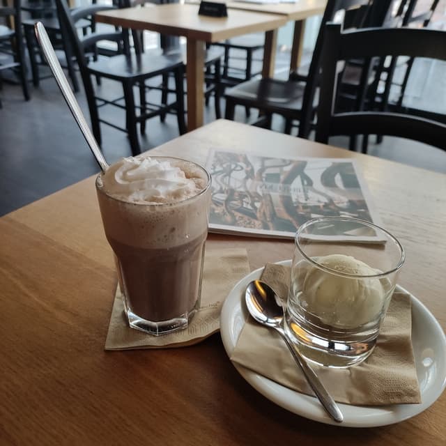 Photo du plat “Hot Chocolate With Whipped Cream”