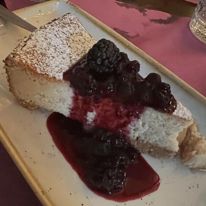 photo of L'OV Osteria Vegetariana Cheesecake ai frutti di bosco shared by @clau on  17 Jul 2022 - review