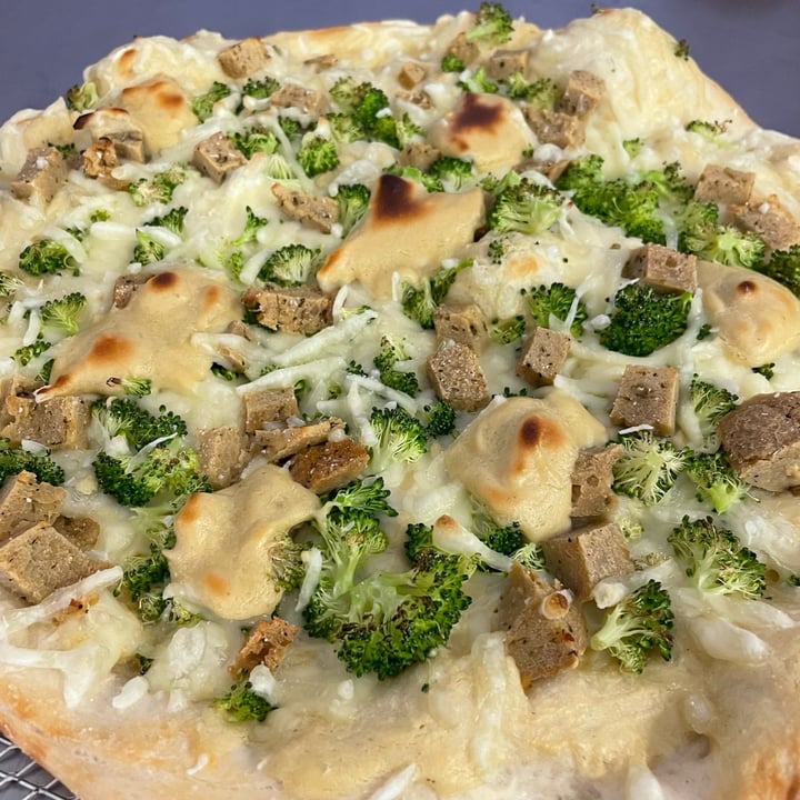 photo of Brandon Vegan Deli Chikken and Broccoli Alfredo Pizza shared by @kittenxwitch on  22 Mar 2022 - review