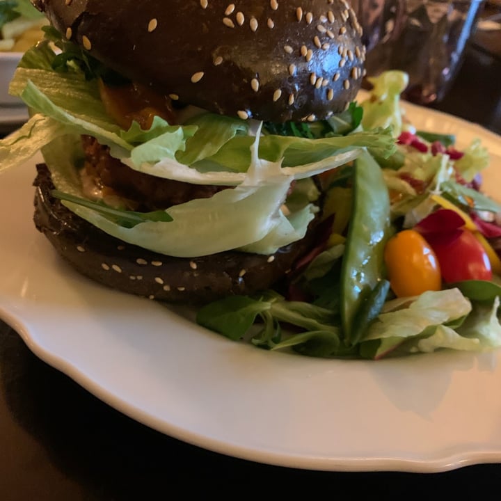 photo of Kočár z Vídně Veggie Burger- Beyond Meat With Dried Tomatoes And Mix Salad shared by @giordanasab on  29 Oct 2021 - review