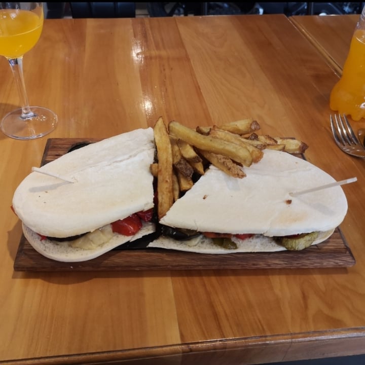 photo of Triumph Café Ushuaia Sandwich De Vegetales Con Papas shared by @coconejito on  29 Apr 2022 - review