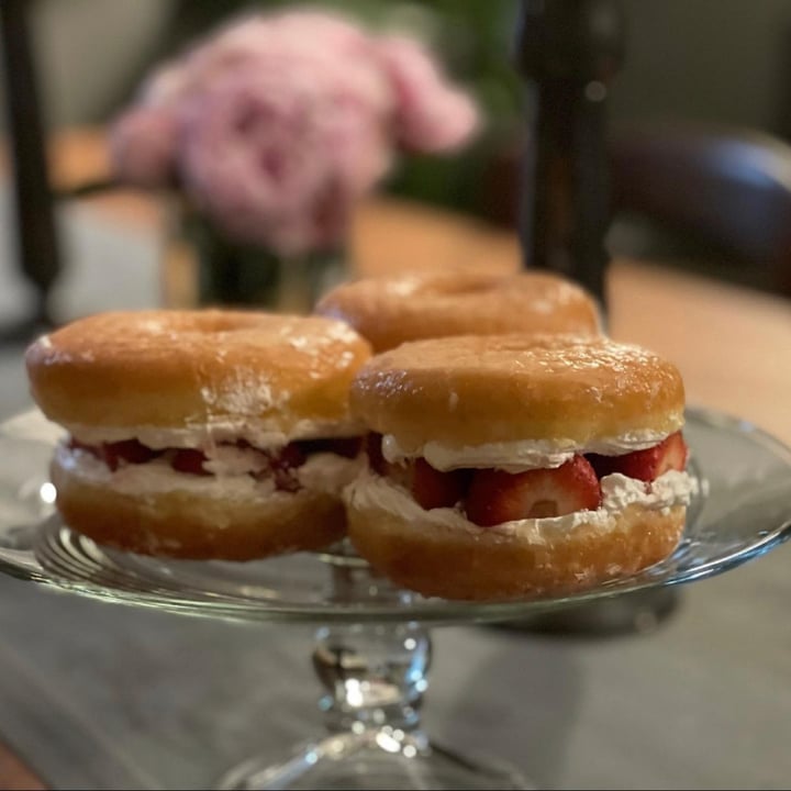 photo of Donut Friend Strawberry Cream Donut shared by @veganshugah on  30 Sep 2021 - review