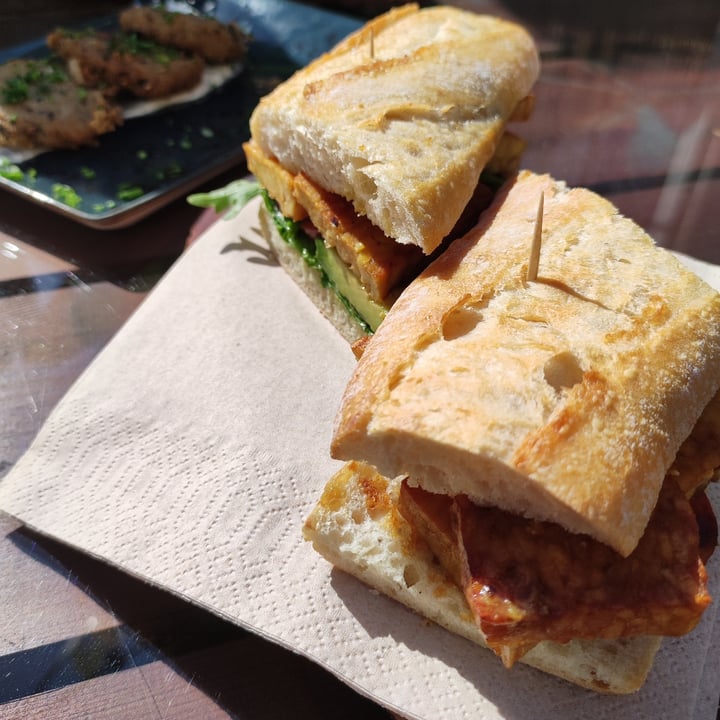 photo of Raíz Sintra Sandwiches And Tempeh, salad mix, avocado, cherry tomato, purple onion shared by @claretta on  11 Mar 2022 - review
