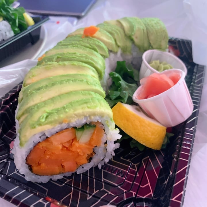 photo of Sushi Azuki Veggie Dragon Roll shared by @bananabreadgirl on  05 May 2021 - review