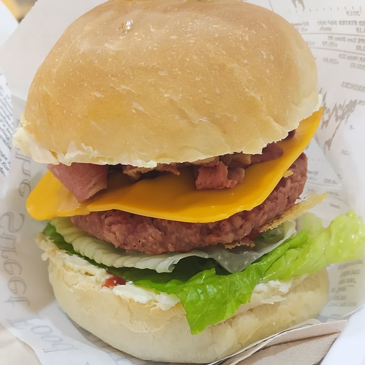 photo of iVeganEAT! Bacon Cheese Burger shared by @ilariabonfanti on  18 Jun 2022 - review