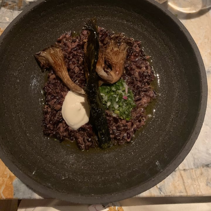 photo of MESA de HOY - Restaurant 100%Végétal Black rice risotto with oyster mushrooms and amazing cheesy cream shared by @carolinapedrazzi on  15 Feb 2022 - review
