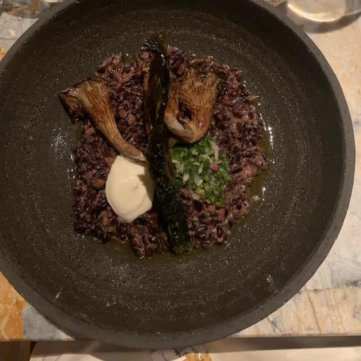 review photo of MESA de HOY - Restaurant 100%Végétal Black rice risotto with oyster mushrooms and amazing cheesy cream shared by @carolinapedrazzi on 15 Feb 2022 - review