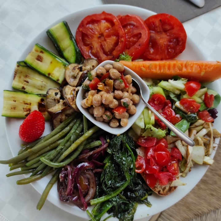 photo of Una Terrazza in Toscana (Temporarily closed) Summer vegan platter shared by @luciestorrs on  06 Jun 2021 - review