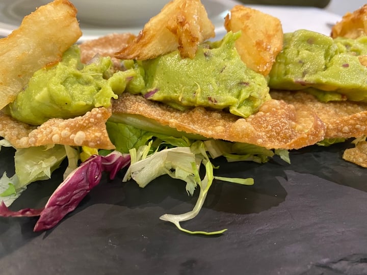 photo of Restaurante Curcuma Wanton con crudité de verduras, guacamole y yuca shared by @rebeca.veg on  03 Mar 2020 - review