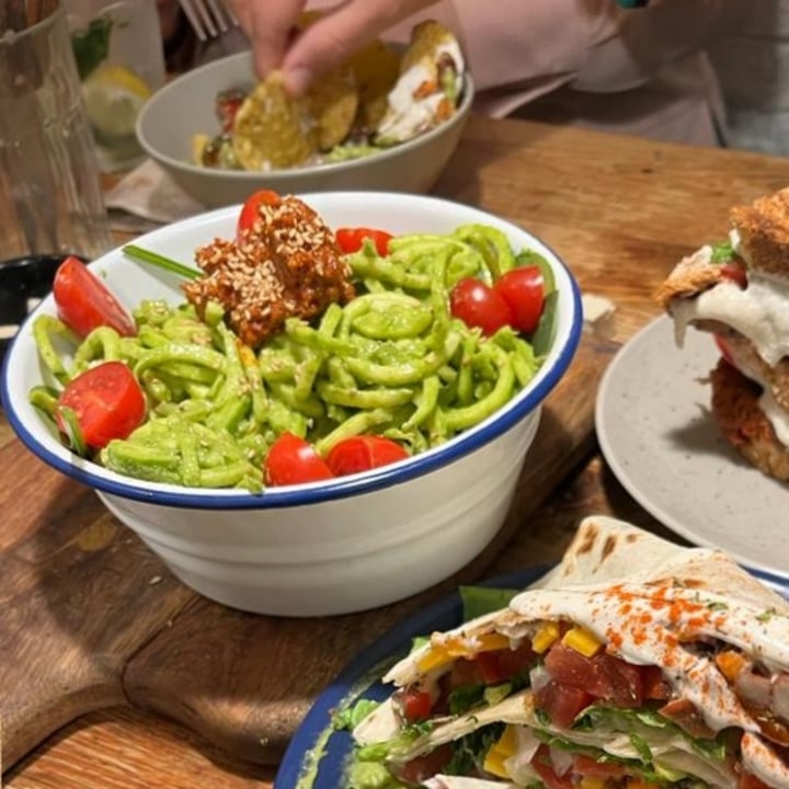 photo of Quinoa Bar Vegetarià Bowl espaguetis de calabacín shared by @irmandadeantispecist on  09 May 2022 - review