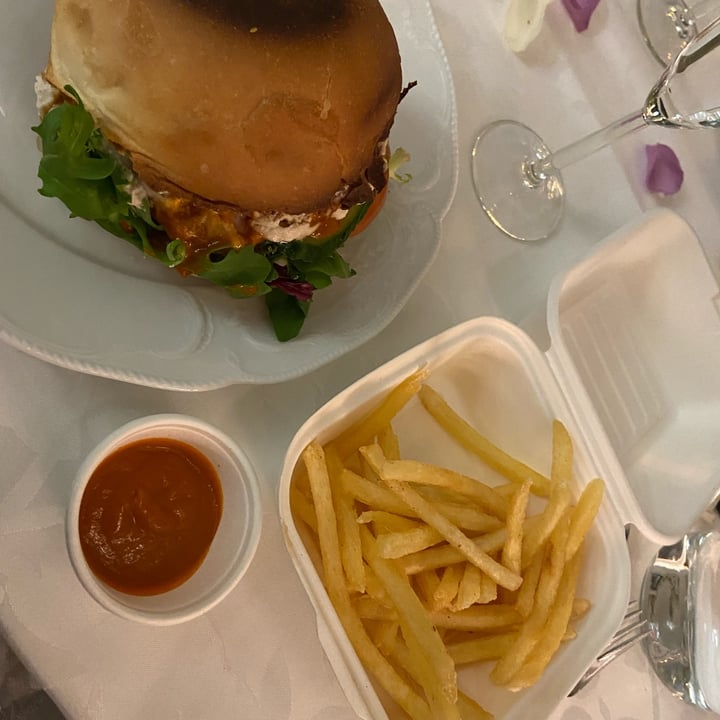 photo of Vegan Vacation Jack Daniels vegan burger shared by @j9of7 on  11 Oct 2021 - review