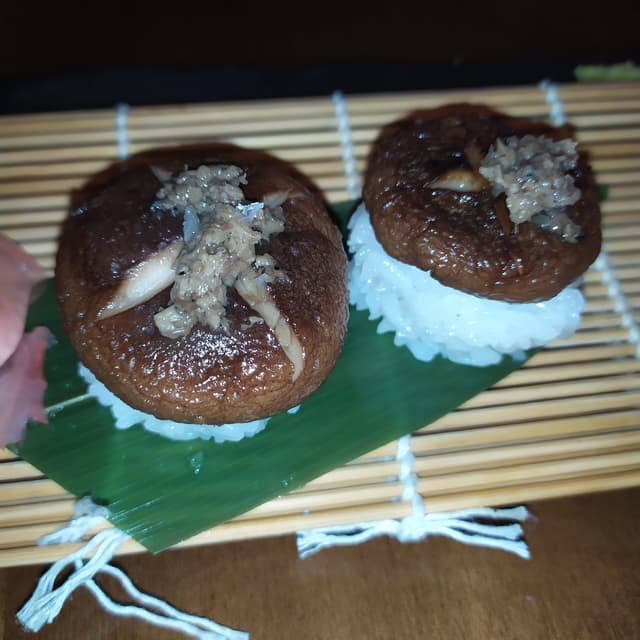菜肴“Nigiri de Shitake y Tartrufa”的照片
