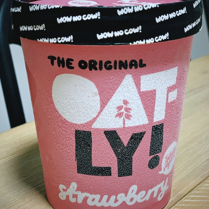 photo of Oatly Strawberry Ice Cream shared by @apocalyplease on  05 Jan 2021 - review