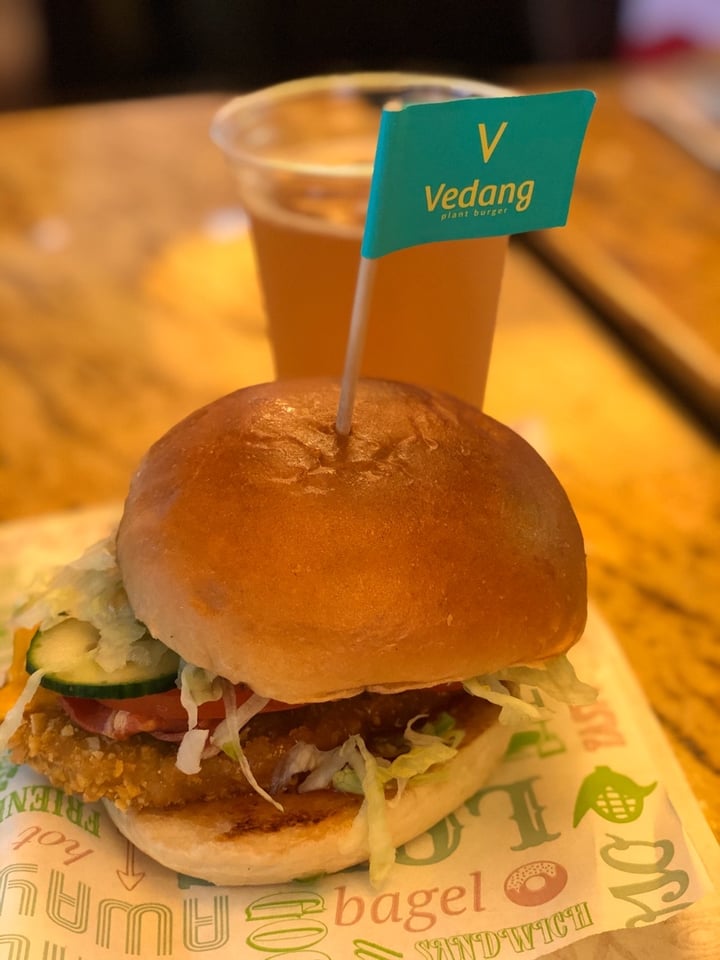 photo of Vedang @ Mall of Berlin vegan burger shared by @docleku on  03 Jan 2020 - review