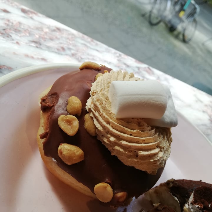 review photo of Brammibal's Donuts Znicker donut shared by @lieselotte on 28 May 2022 - review