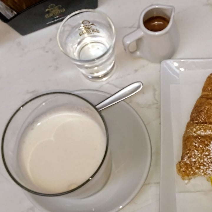 photo of Regis Cafe' vegan soymilk with coffee latte macchiato di soia shared by @zianena on  29 Jul 2022 - review