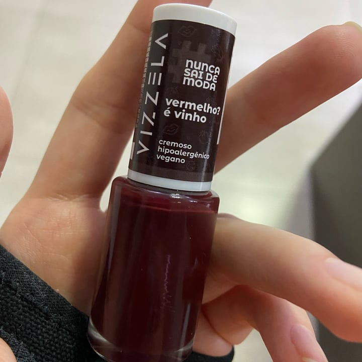 photo of Vizzela Cosméticos Esmalte Vermelho? É vinho shared by @claracastelani on  31 Dec 2021 - review