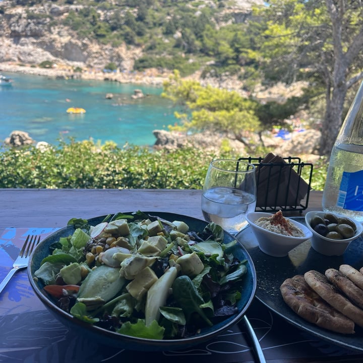photo of Kounna Beach & Resto Bar Green Salad + Pita With Hummus shared by @smijri on  08 Aug 2022 - review