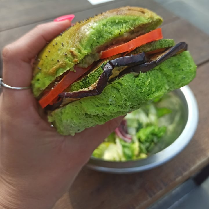 photo of Fresco Burger Vegana Con Pan De Espinaca shared by @noenoemi92 on  31 Aug 2021 - review