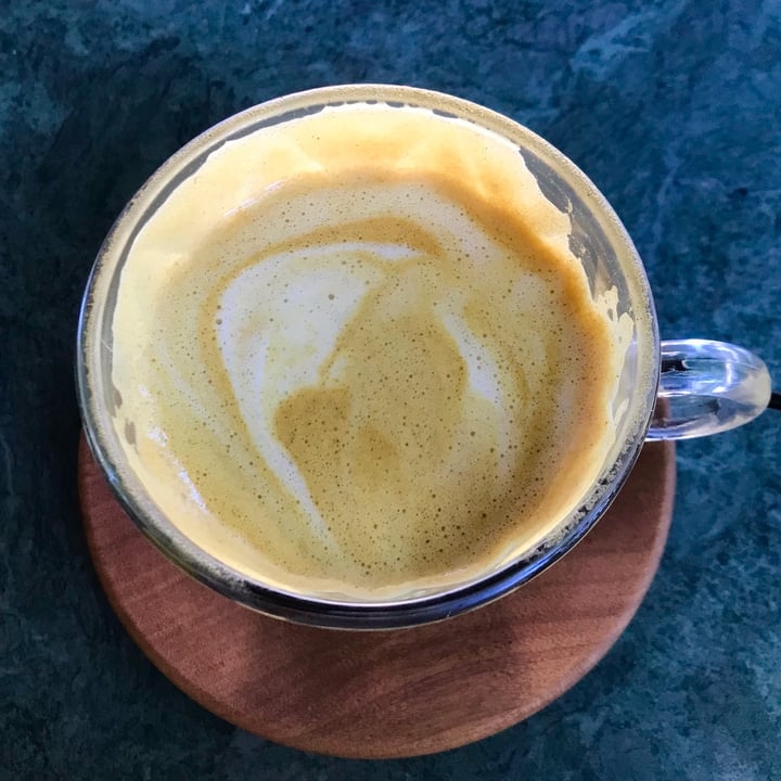 review photo of Lexi's Healthy Eatery Golden Mylk Latte shared by @lilandiniemand on 19 Apr 2022 - review