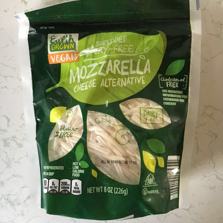 review photo of ALDI Earth Grown Vegan Mozzarella shared by @plantasticvegan on 01 Jan 2021 - review