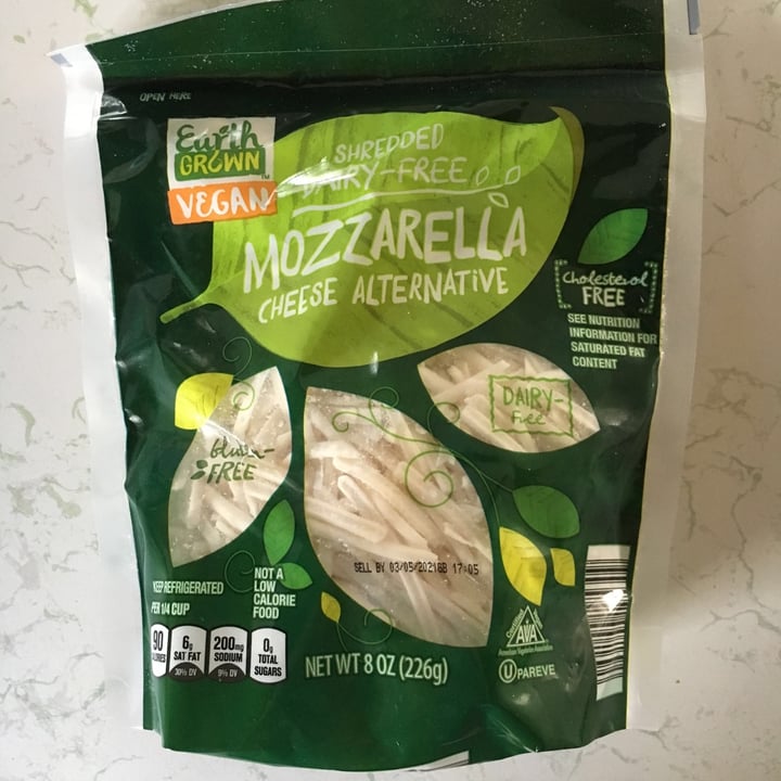 photo of ALDI Earth Grown Vegan Mozzarella shared by @plantasticvegan on  01 Jan 2021 - review