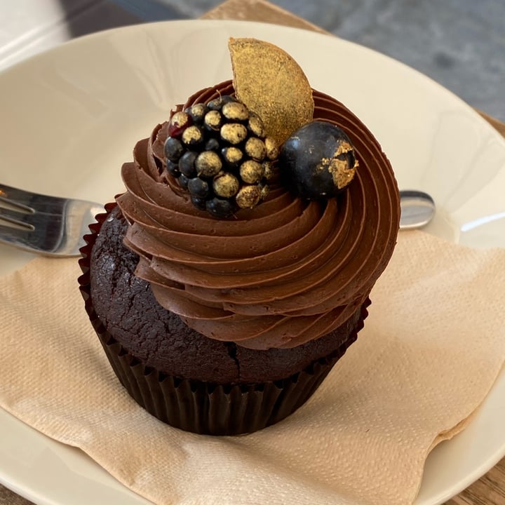 photo of Tauer Bakery Cupcake Foresta Nera shared by @elenuriss on  07 Jun 2022 - review