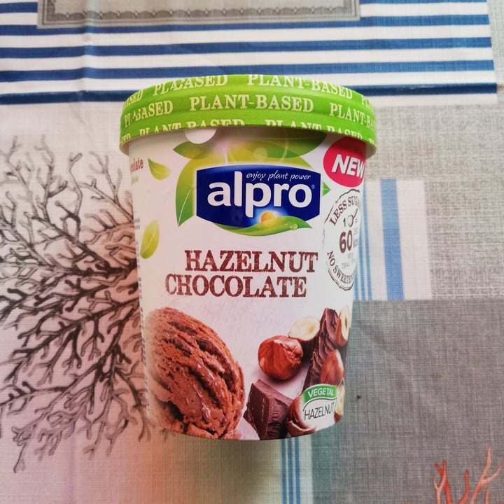 photo of Alpro Helado de avellanas y chocolate shared by @lauraiba on  14 Aug 2020 - review