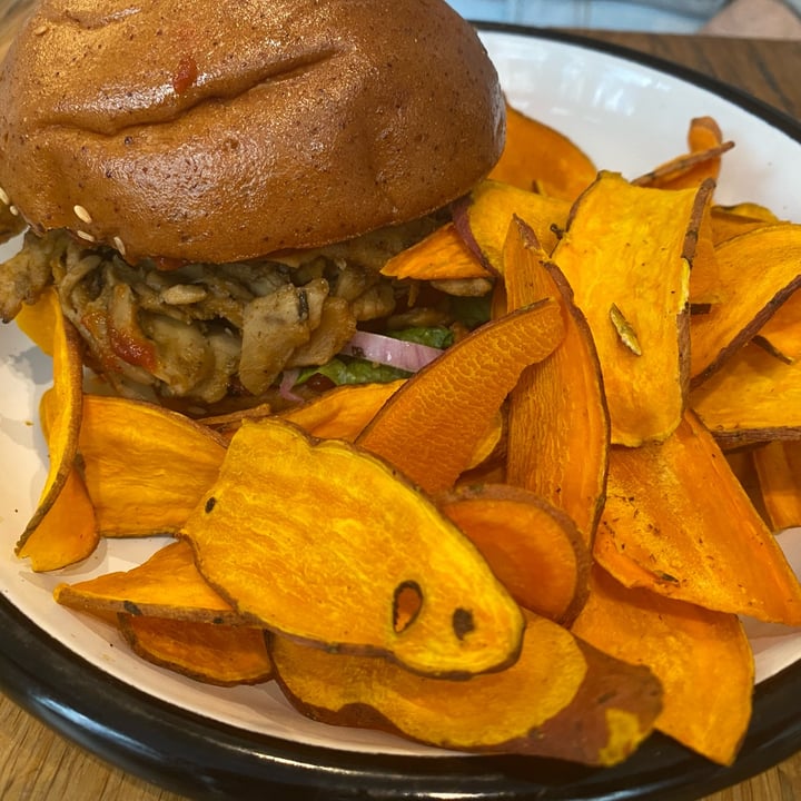 photo of Wild & The Moon Opéra Burger shared by @beaandveganfood on  25 Mar 2022 - review