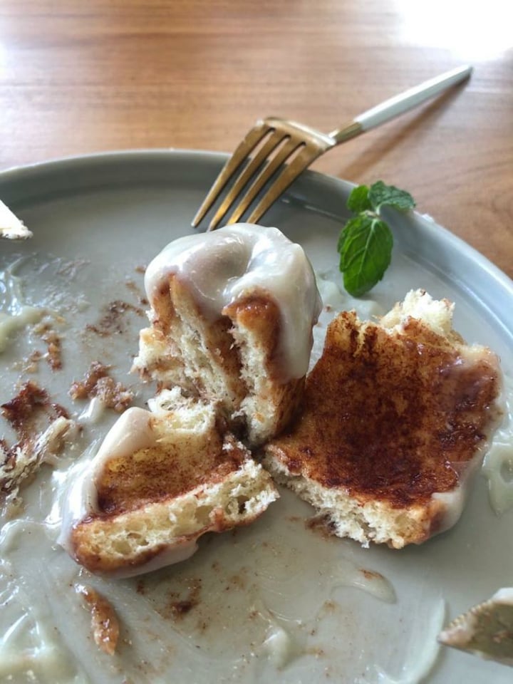 photo of I Am Vegan Babe Cafe Cinnamon roll shared by @balimunich on  02 Feb 2020 - review
