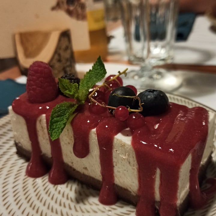 review photo of Romeow Cat Bistrot Vegan Cheesecake Ai Frutti Di Bosco shared by @carolinacarrotcake on 13 Sep 2021 - review