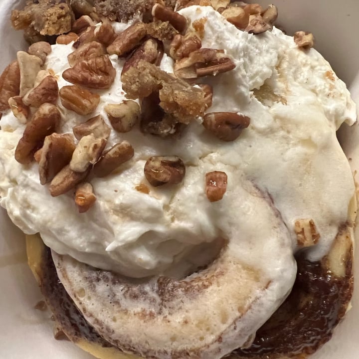 photo of Cinnaholic Victoria Campfire S’mores Roll shared by @veganmika on  05 Feb 2022 - review