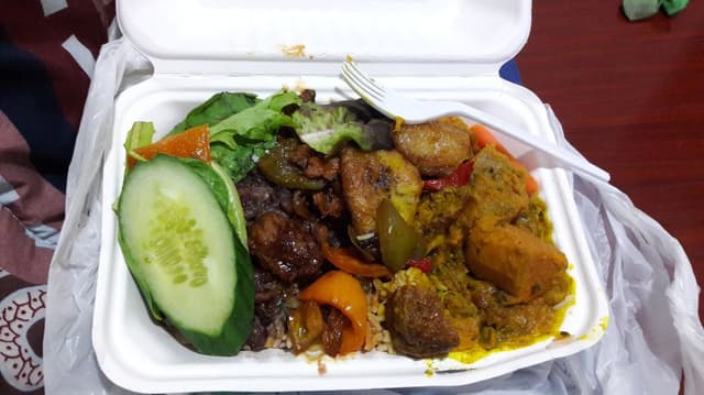 Photo of the dish “Rice with mock chicken, mock beef, red beans, papaya curry, fried banana, bell peppers and salad”