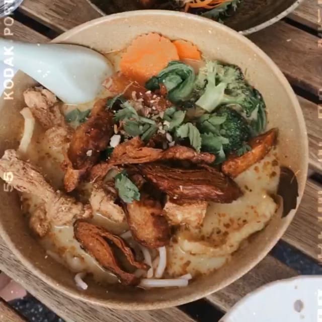 Foto do prato “Yellow Noodle Soup (Vegan Duck)”