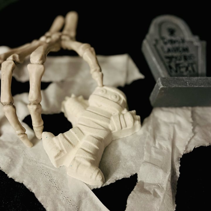 review photo of LUSH Fresh Handmade Cosmetics “I Want My Mummy” Bath Bomb shared by @alexanicole on 01 Nov 2022 - review