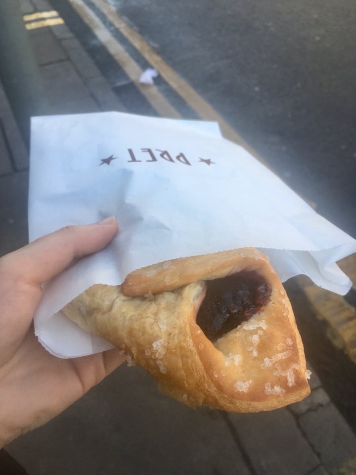 photo of Pret A Manger Very Berry Croissant shared by @actofcynic on  30 Jan 2020 - review