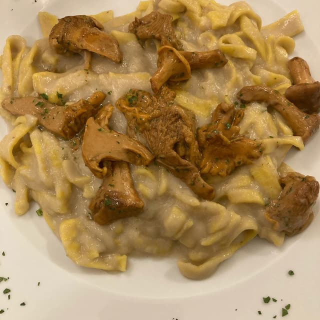 「strangozzi con crema al topinambur e finferli」の料理の写真