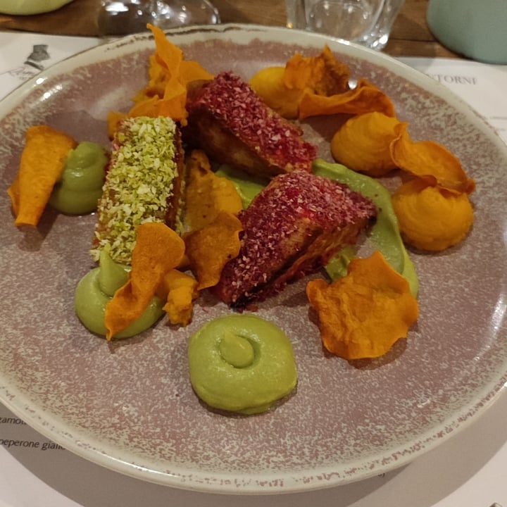 photo of Romeow Cat Bistrot Tofu bio Otani su crema di avocado, chips e purea di patata dolce agrumata shared by @greeneggsandvegham on  13 Jul 2022 - review