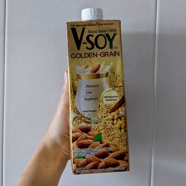 photo of V-Soy V-Soy Golden Grain Soymilk with Oats and Almond shared by @iveeflower on  27 May 2022 - review