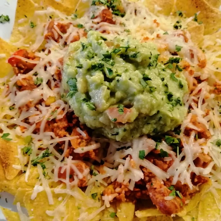 photo of Serendipia Sin Querer Queriendo Nachos con chili vegano y guacamole shared by @alitxu3 on  26 Oct 2020 - review