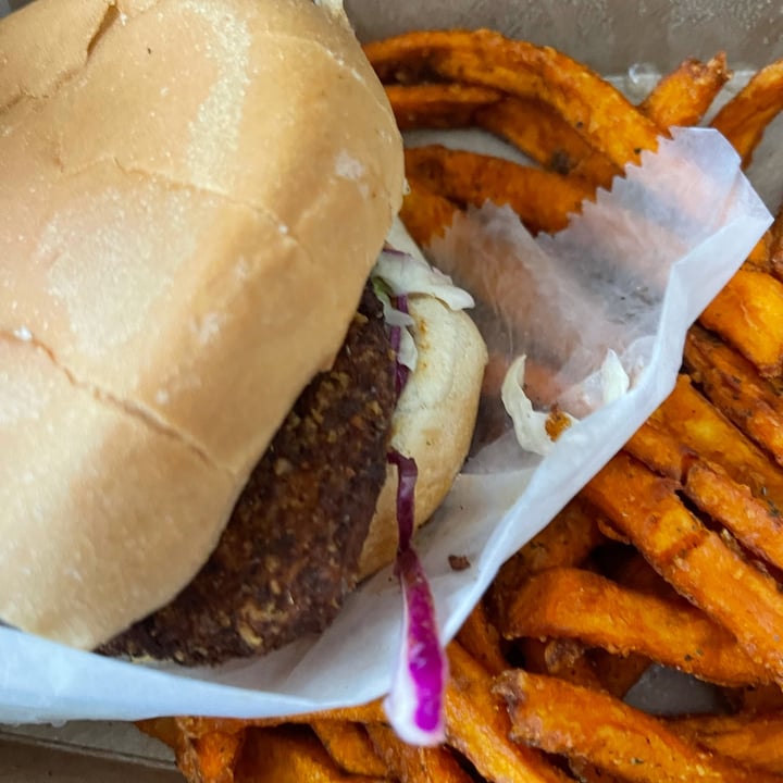 review photo of Native Foods Cafe Nashville Hot Chicken Sandwich shared by @vjoshi on 17 Oct 2021 - review