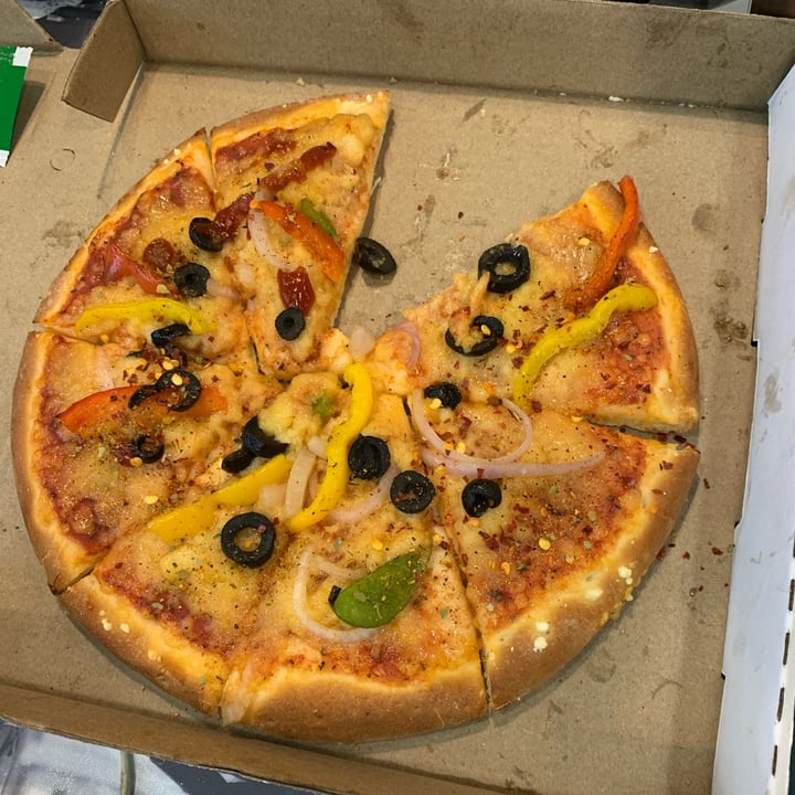 photo of Charlie Chaplin LaVegano Olives, Onion N Bell pepper Pizza shared by @arjun04 on  27 Jul 2022 - review