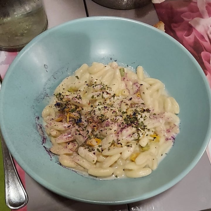 photo of Sesamo Nero cavatelli con crema di Anacardi affumicata zucchine e Polvere di Patata Viola shared by @lucthelucky on  14 Sep 2022 - review