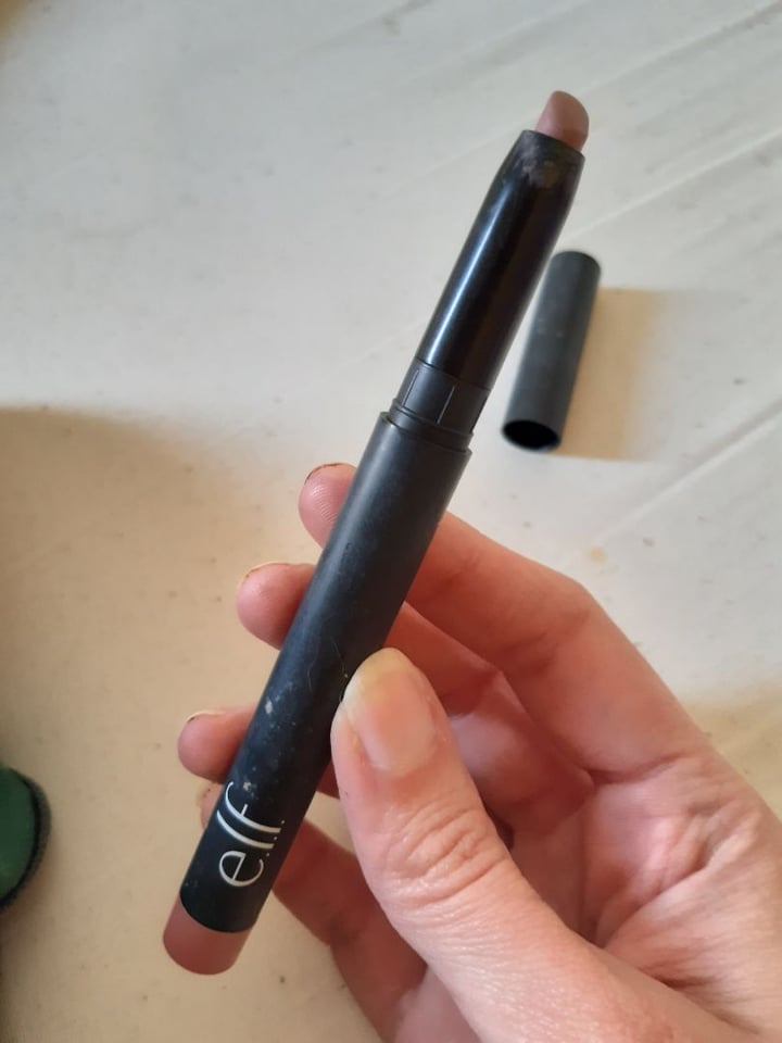 review photo of e.l.f. Cosmetics Batom elf duas cores tons nude shared by @veganeirando on 30 Mar 2020 - review