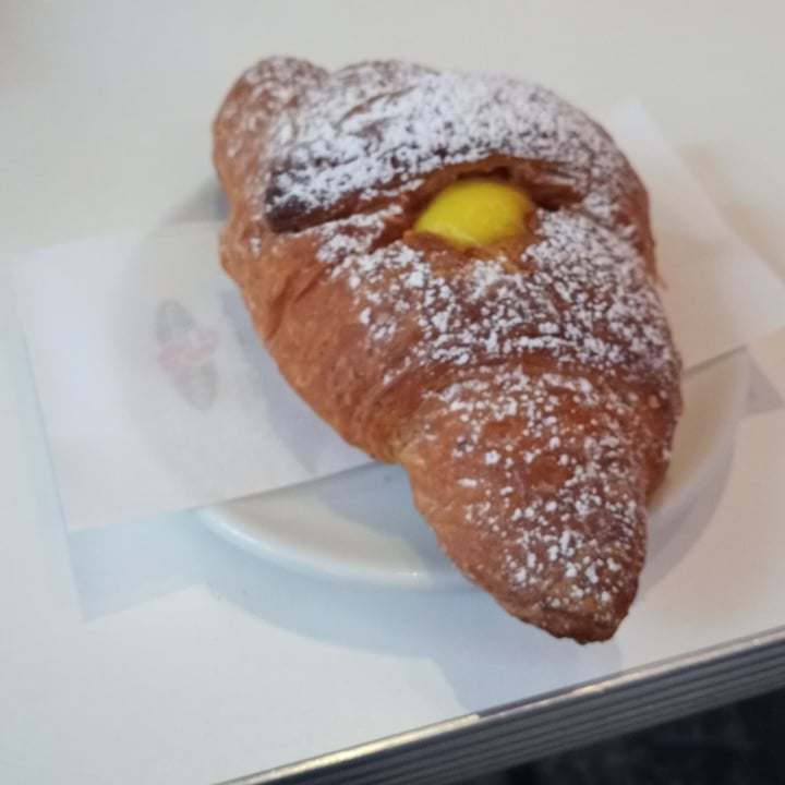 photo of Cafè Vanity Sessantasette/Forza snc & C Vegan Custard-filled Brioches shared by @chiaramisa61 on  12 Aug 2022 - review