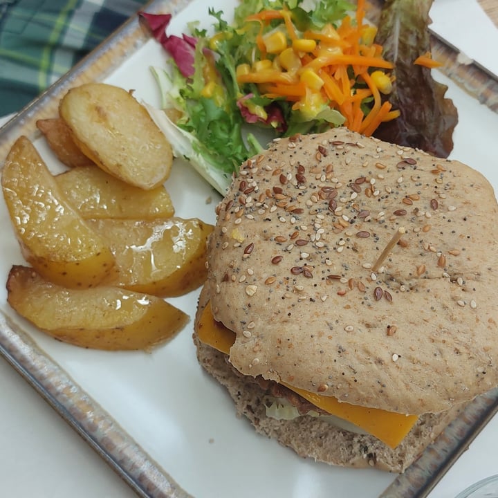 photo of Veganitessen Vegan burger shared by @annoukkk on  16 Nov 2021 - review