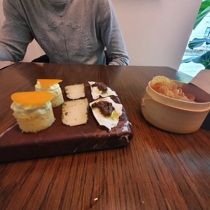 review photo of Officina Verde - Ristorante e Bottega Vegana Aperitivo di ben venuto shared by @dadamarti on 15 Dec 2021 - review