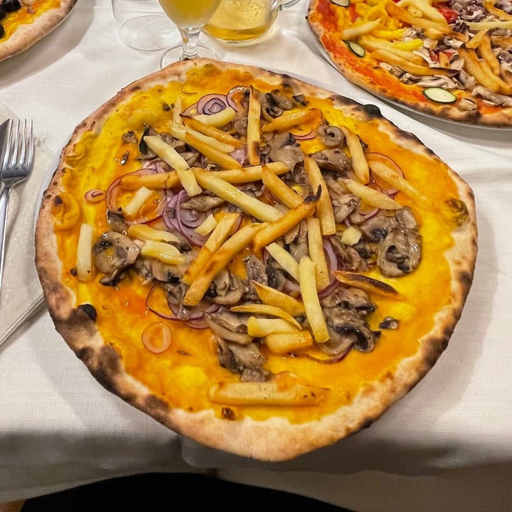photo of Ristorante Pizzeria Tre Papi Pizza Con Base Di Crema Di Zucca shared by @vveenas on  26 Oct 2021 - review