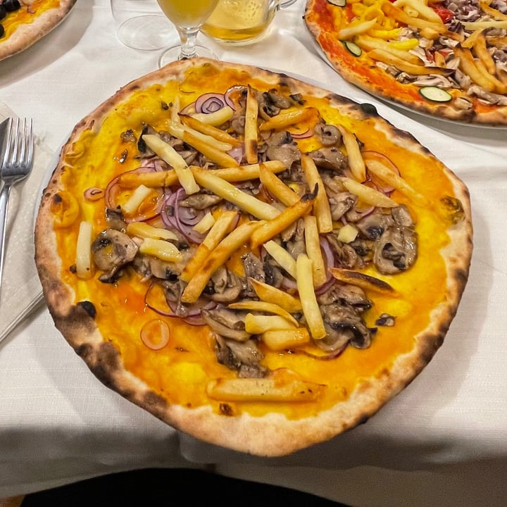 review photo of Ristorante Pizzeria Tre Papi Pizza Con Base Di Crema Di Zucca shared by @vveenas on 26 Oct 2021 - review