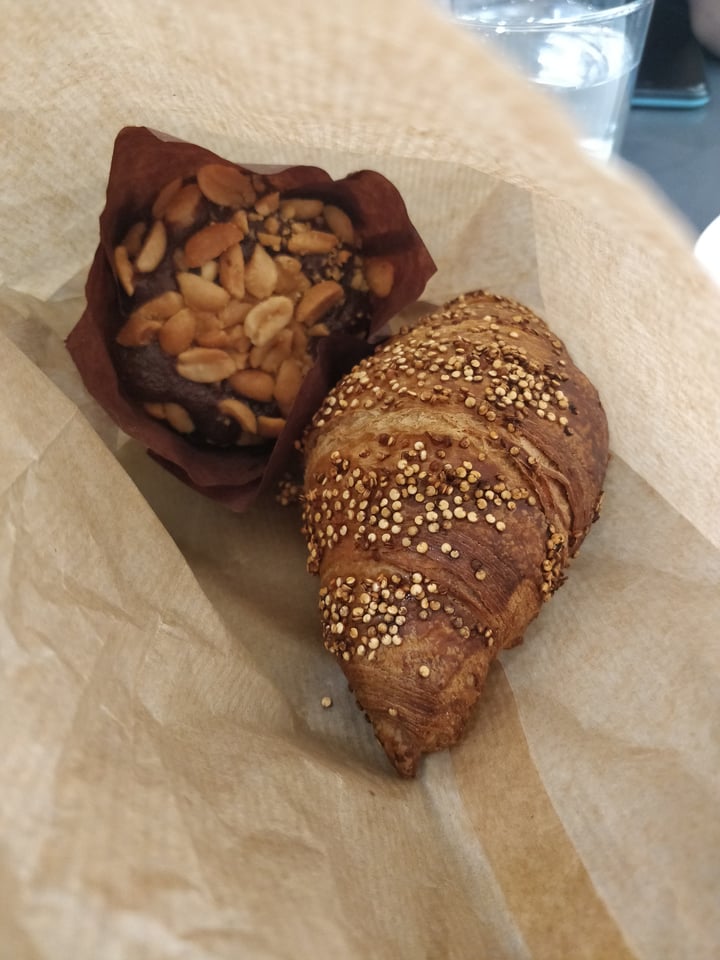 review photo of Cloud Cakes Croissant & PB Chocolate Muffin shared by @gyanhan on 21 May 2018 - review